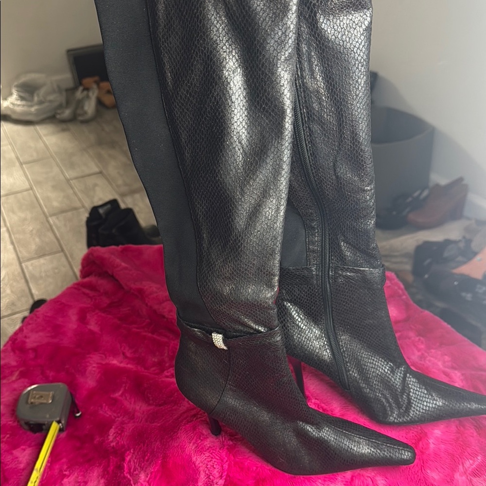 Luichiny Elegant Black Textured Heeled Boots